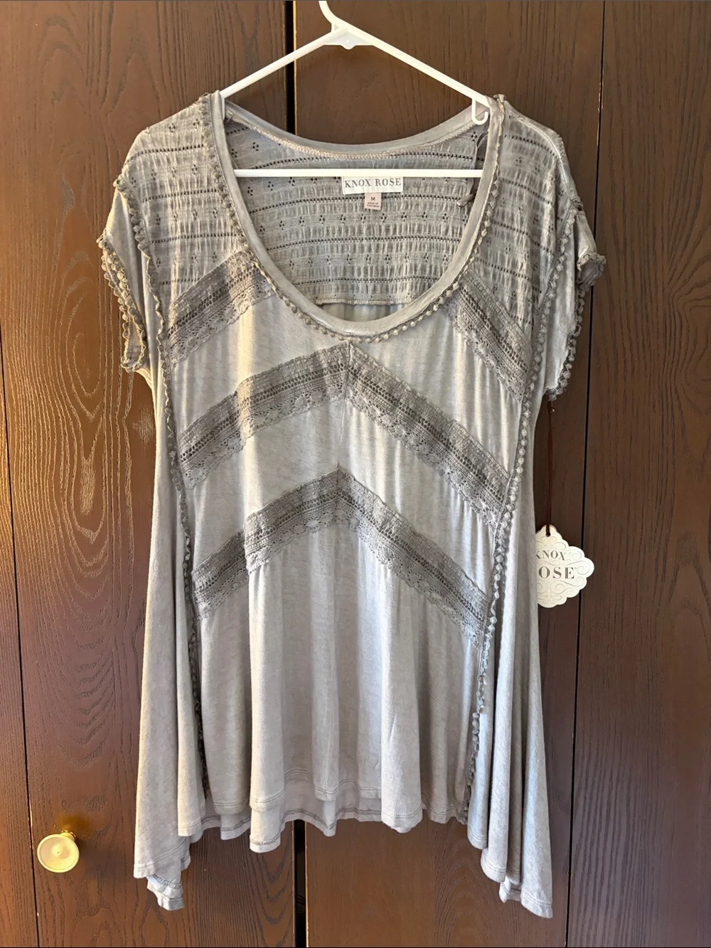 Knox Rose Soft Gray Lace Chevron Short Sleeve Top. Size Medium. NWT.